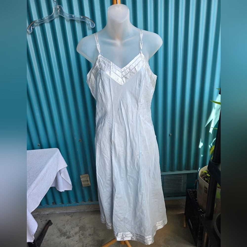 D'aillards Elegant White Chemise with Spaghetti Straps and A-Line Silhouette